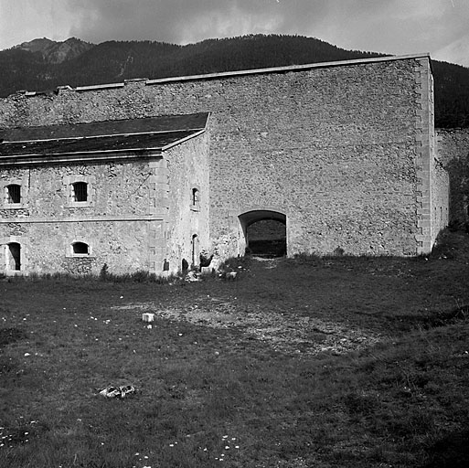 Bâtiment A. Extrémité sud-ouest et face arrière du mur de parados, avec le passage menant au terre-plein du front sud-est. A droite, retranchement intérieur du bastion 2.