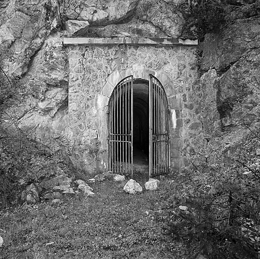 Façade de l'entrée du magasin à poudre caverne B.