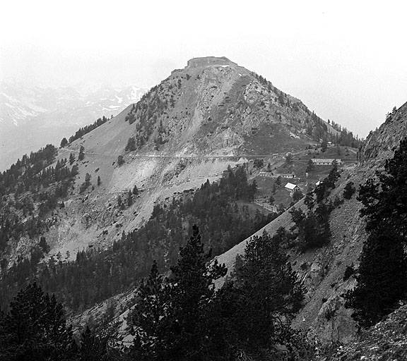 Sommet et fort de l'Infernet vus de l'est pris depuis la route militaire Seyte-Gondran, à hauteur du sommet de l'Ombilic. Au second plan, dans le col, partie des baraquements de la Cochette.