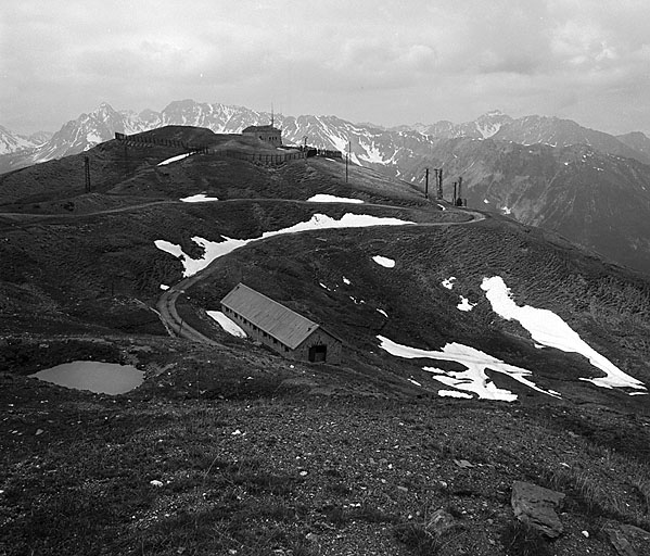 Ouvrage D vu de C. Dans le vallon, la route militaire passe entre l'abri à munitions C et la baraque 12 (troupe).