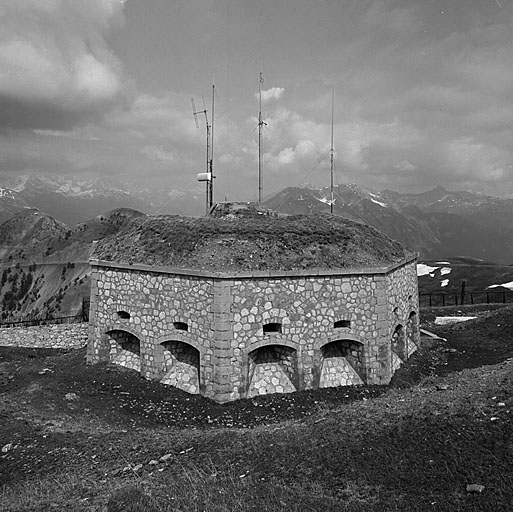 Blockhaus réduit. Vue du front de tête prise de la crête d'infanterie. Derrière, à gauche, l'Infernet et l'Ombilic.