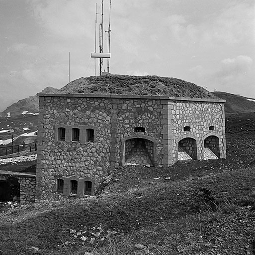 Blockhaus réduit. Flanc droit vu de la banquette d'infanterie.