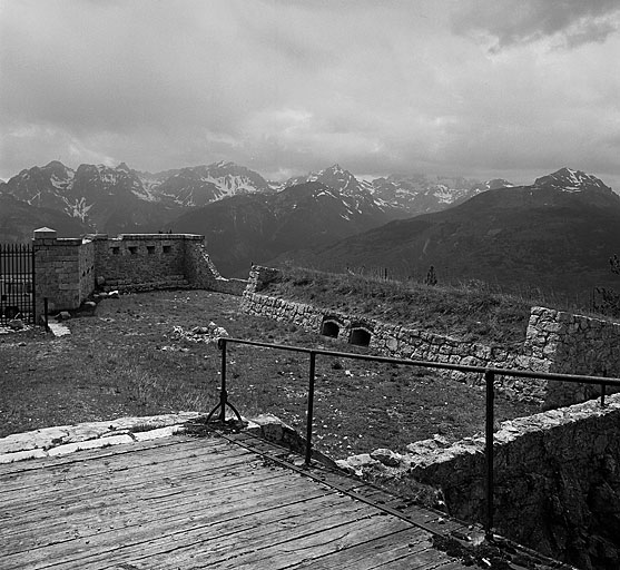 Place d'armes d'entrée et avant-porte vues de la porte du fort. A droite, batterie de l'avancée.