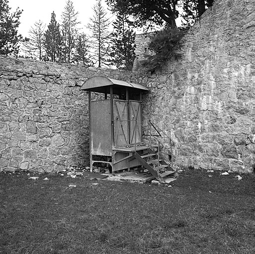 Latrines en tôle, de temps de paix.