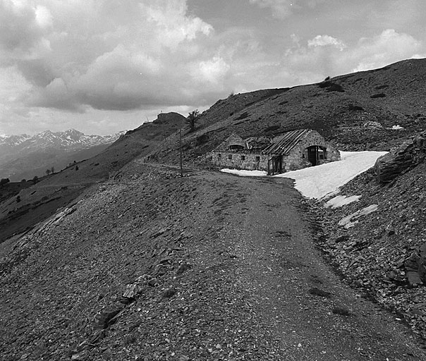 Baraquement A et embranchement des routes descendant, à gauche, vers la Croix de Bretagne et montant, à droite, vers le blockhaus.