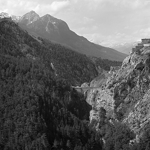 Vue de situation, prise en amont (nord) dans l'axe des gorges de la Durance. A gauche, le fort des Têtes, à droite le château.