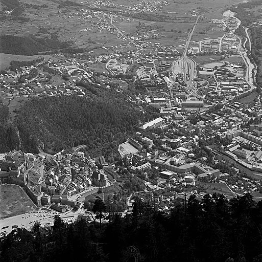 Ensemble de la ville haute et de la ville basse près de la Croix de Toulouse dans l'axe de la vallée de la Durance.