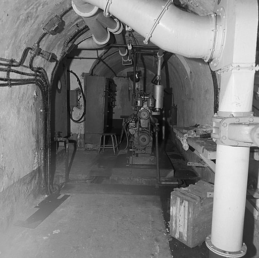 Local 14 (usine). Groupe électrogène vu de la galerie 1.