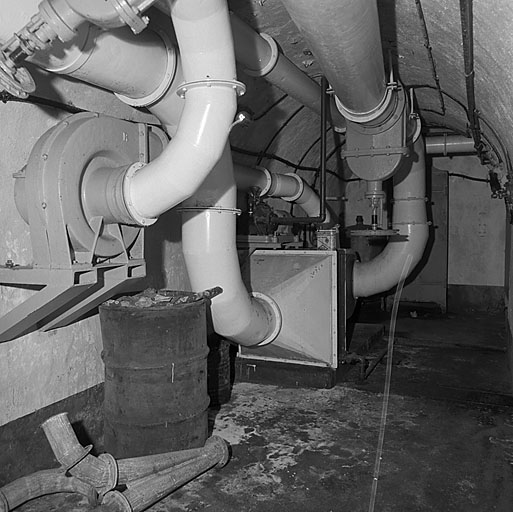 Local 15 (usine). Ventilateur et batterie de chauffe de l'aérotherme.