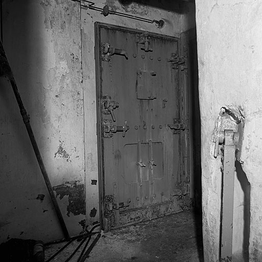Bloc 1. Porte blindée (type 4) intérieure, en position ouverte. Au-dessus, la barre de cuivre de l'antenne radio.