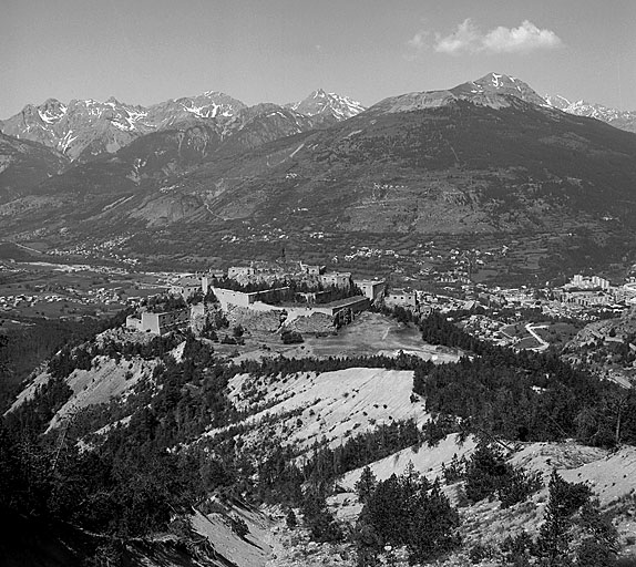 Ensemble du fort vu de l'avant depuis la route militaire près du fort d'Anjou.