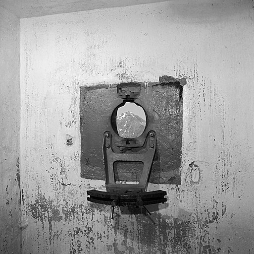 Ouvrage E. Bloc 2 : vue intérieure de la chambre de tir, avec la trémie type S.E.B. pour une mitrailleuse Hotchkiss Mle 1914.