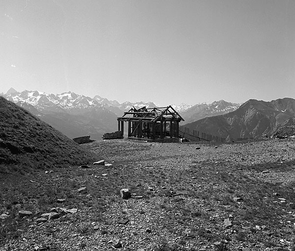 Cour centrale et bâtiment O (téléphérique). Vue prise vers l'ouest. Au fond, à droite, la crête de Peyrolle.