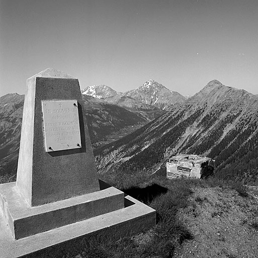Cavalier supérieur : monument commémoratif. Au fond, sommets de la Pointe des Grands Becs, du Chaberton, et, à droite, de Château-Jouan.