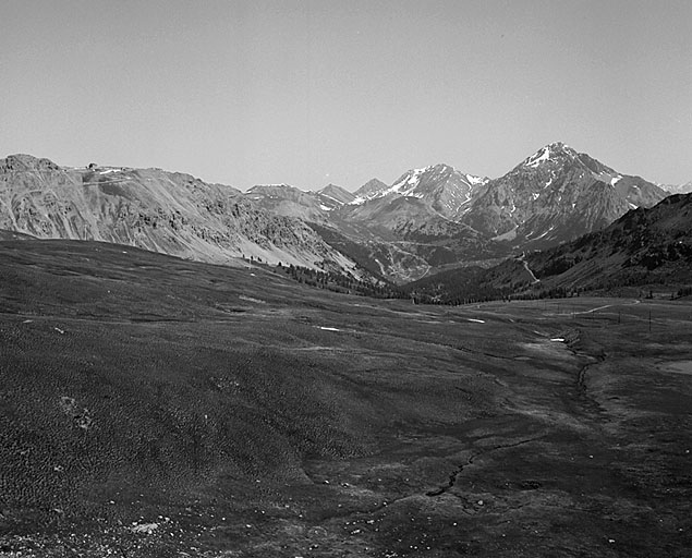 Près de la Durance pris depuis l'ouvrage E, avec la zone battue par la mitrailleuse du B2. A gauche, la crête et l'ouvrage du Janus. Au fond, le sommet et le fort du Chaberton.