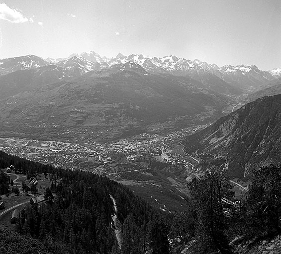 Baraquements de la Seyte. Partie ouest du site dominant Briançon et le confluent de la Guisane et de la Durance.