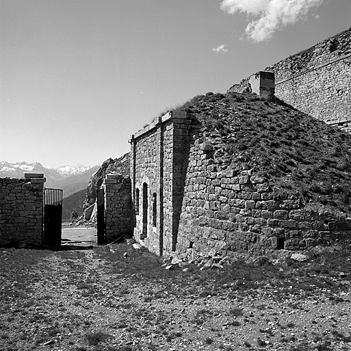Entrée du fort, vue intérieure. A droite, casemate L (corps de garde de l'entrée).