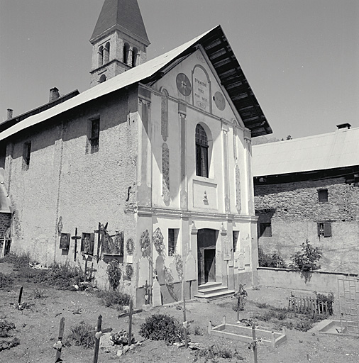 Pelvoux. Eglise paroissiale Sainte-Marthe. Façade antérieure est, vue de volume.