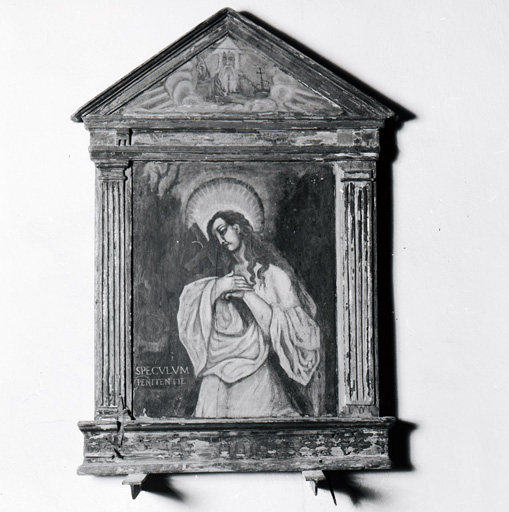 Retable et 4 tableaux : Sainte Marie-Madeleine, Christ en croix entre deux pénitents noirs, Dieu le père