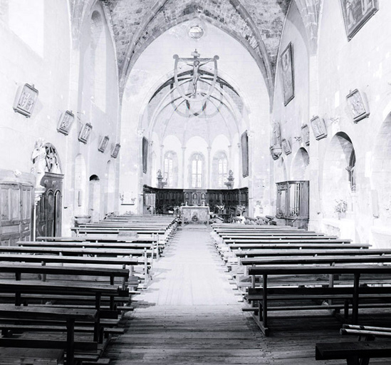 Vue d'ensemble du mobilier prise en direction du choeur.