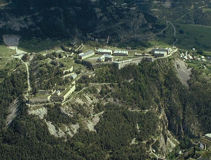 Ensemble du fort vu, par l'arrière, depuis la Croix de Toulouse. En arrière, le fort du Randouillet.