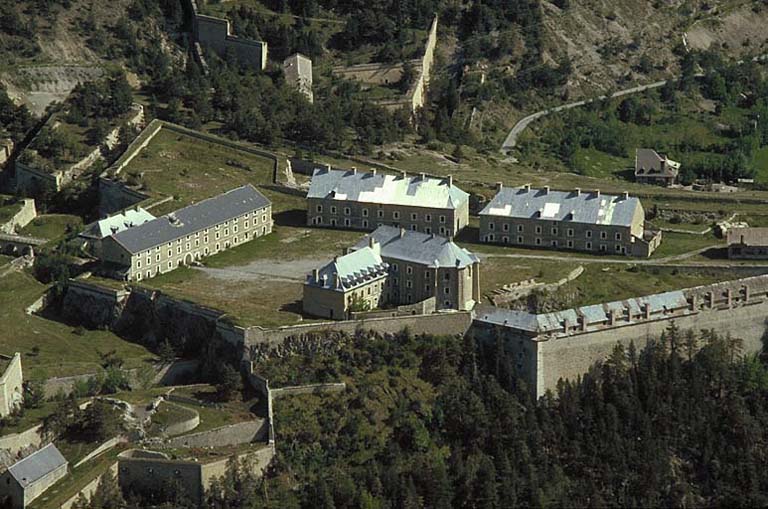 Vue en gros plan du fort, prise sur l'arrière depuis la Croix de Toulouse. De gauche à droite : bastions 5 et 3, demi-lune 11, bastion 1, flanc 16. Bâtiments : V (magasin du génie) en bas à gauche, caserne B et porte A, pavillon D et caserne E (ancienne chapelle), casernes I et K, garage P et, à l'extrême droite, bâtiments R et arsenal S.