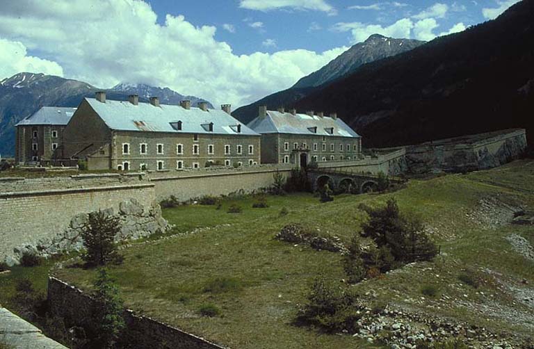 Vue d'ensemble du front sud. De gauche à droite : saillant 16, casernes K, I et porte 15, bastion 1.