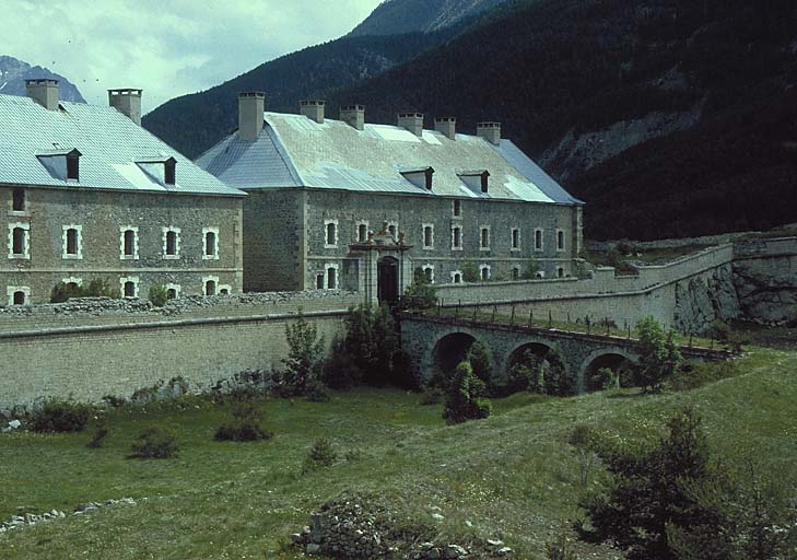 Vue d'ensemble du front sud. Casernes K, I et porte 15, bastion 1.