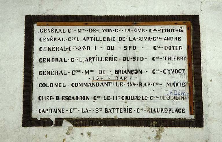 Bâtiment E. Rez-de-chaussée. Panneau peint sur un mur (vers 1937 ou 38) et donnant les noms des autorités dont dépendait la 8e batterie du 154e régiment d'artillerie à pied (ou de position) casernée dans les lieux.