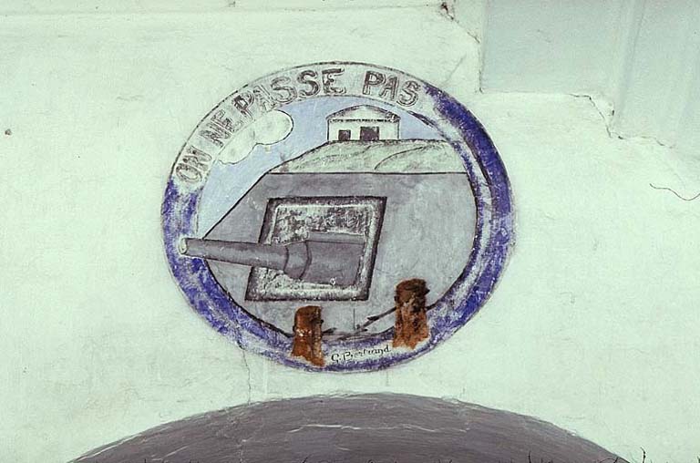 Bâtiment E. Peinture murale représentant l'insigne des troupes de forteresse.