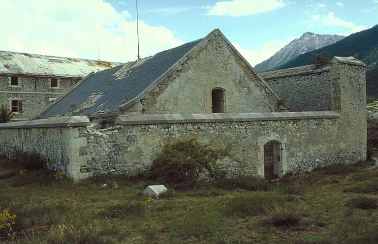 Bâtiment T (magasin à poudre). Vue prise du sud. A l'arrière-plan, le bâtiment S (arsenal).