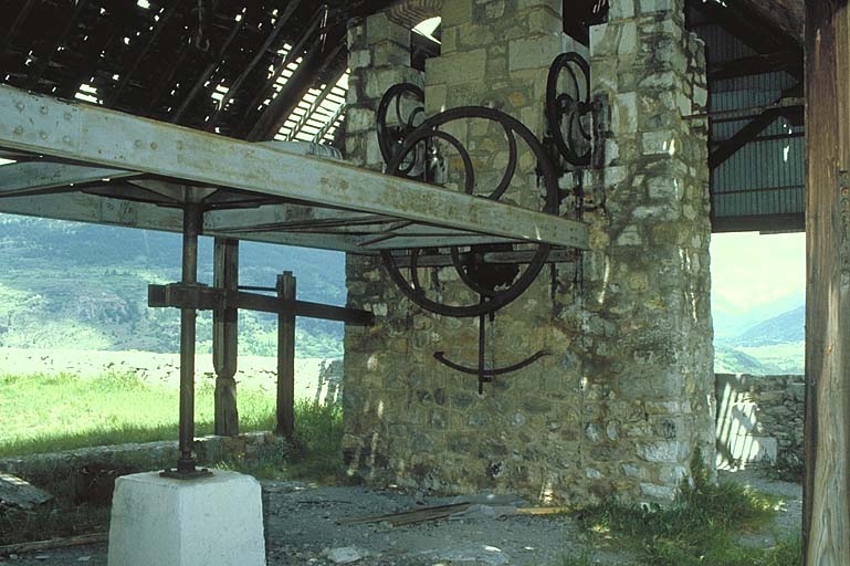 Bâtiment L, vue intérieure, avec la machinerie du téléphérique.