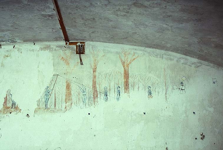 Bâtiment K. Rez-de-chaussée. Chambres de troupe. Fresque représentant un canon de 75 montant sur un camion plateforme, encadré par des soldats des transmissions faisant des signaux.