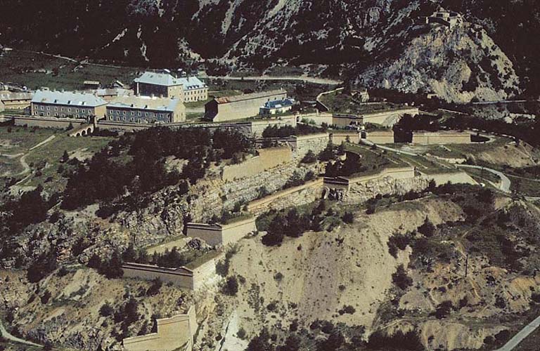 Ensemble du fort pris du Randouillet. Au premier plan, communication Y. A l'arrière-plan, à gauche, vallée de la Guisane. A droite, escarpements de la Croix de Toulouse et signal de Saint-Chaffrey. Dominant la RN 94, le fort des Salettes.