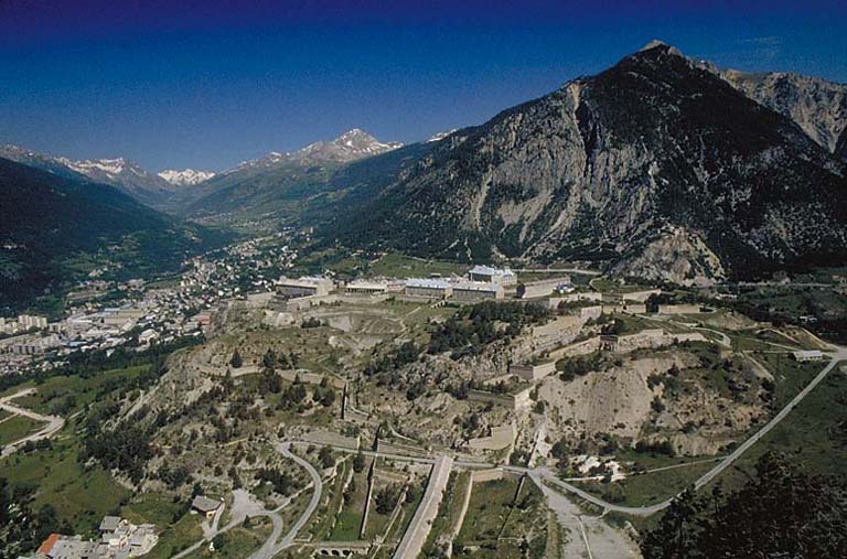 Ensemble du fort pris du Randouillet. Au premier plan, communication Y. A l'arrière-plan, à gauche, vallée de la Guisane. A droite, escarpements de la Croix de Toulouse et signal de Saint-Chaffrey. Dominant la RN 94, le fort des Salettes.