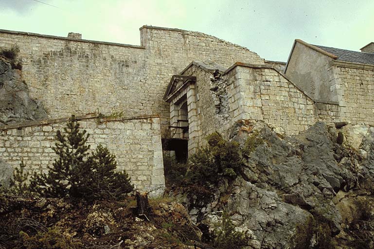 Vue du front de gorge du donjon. A gauche, la porte. Au centre, la façade arrière du bâtiment F (corps de garde du donjon).