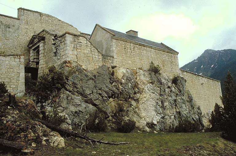 Vue du front de gorge du donjon. A gauche, la porte. Au centre, la façade arrière du bâtiment F (corps de garde du donjon).