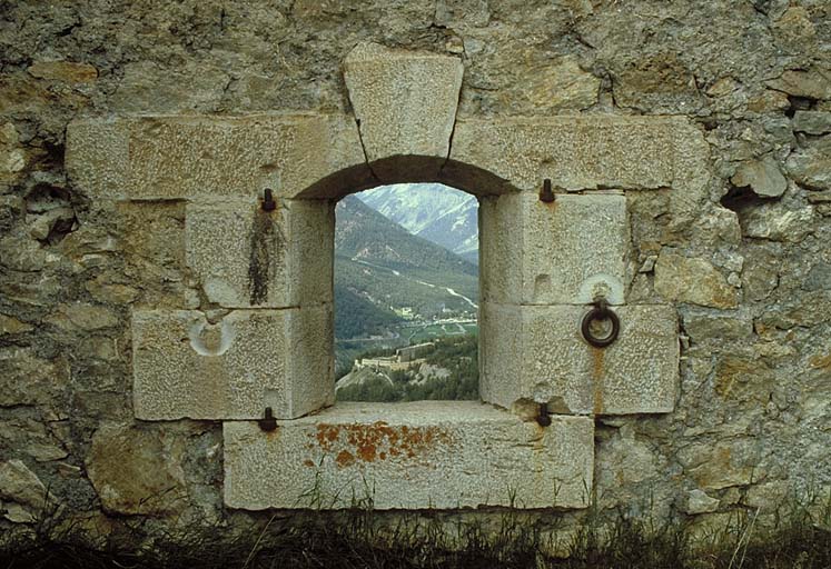 Batterie 40. Le fort Dauphin et la route d'Italie vus par une embrasure à canon.