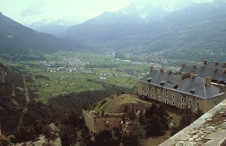 Front 19-23 de l'enceinte basse vu du donjon. Au centre, courtine 21, vue d'enfilade et flanc 22. A droite, bâtiment E.