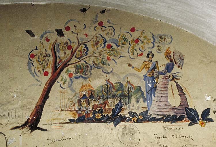 Caserne, chambre de troupe du rez-de-chaussée. Peinture murale : scène galante sous un arbre.