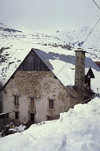 Façade nord-ouest. Vue prise du jardin potager.
