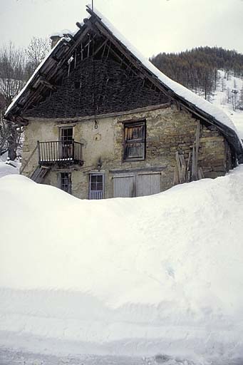 Façade nord-ouest en hiver.