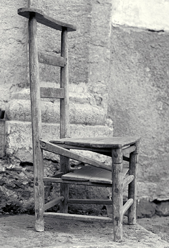 Vue de trois quarts en position chaise.