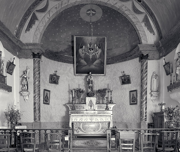 Vue intérieure de la nef en direction du choeur.