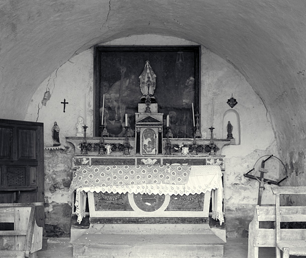 Vue de la porte vers le choeur.