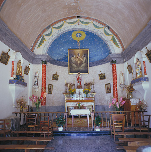 Vue intérieure de la nef en direction du choeur.