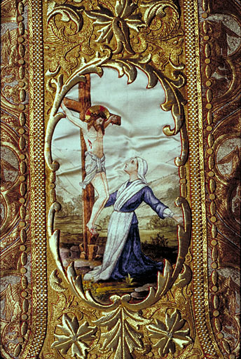 Dos, motif inférieur : Christ en croix et paysanne agenouillée.