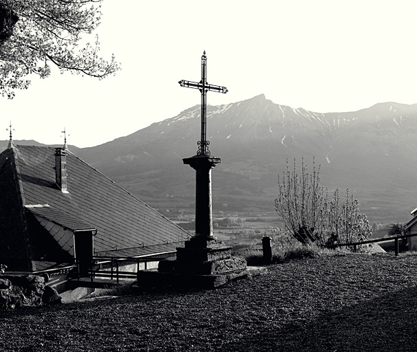 La croix monumentale devant l'église.