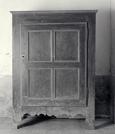 Armoire (au sol, trois quarts)