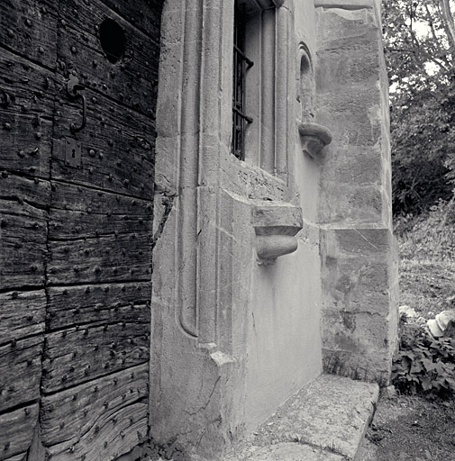 La porte d'entrée, détail de la base du piédroit droit.